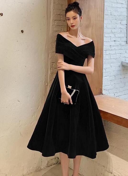 black dresses_Elegant Black Velvet Lace-Up Prom Dress