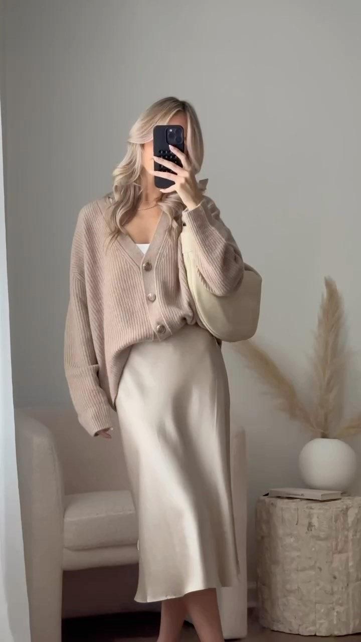 elegant outfits_25 Trendy Fall Maxi Skirt Outfits to Elevate Your Autumn Style